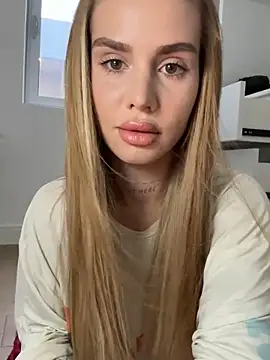 Snapshot of EmiliaCatalina chatting on 24, 10, 2025 EmiliaCatalina online show from 24, 10, 2025