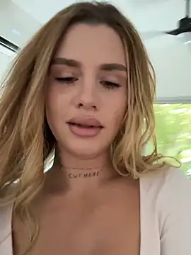 Snapshot of EmiliaCatalina chatting on 22, 11, 2025 EmiliaCatalina online show from 22, 11, 2025