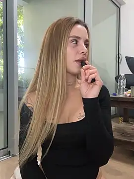 Snapshot of EmiliaCatalina chatting on 27, 11, 2025 EmiliaCatalina online show from 27, 11, 2025