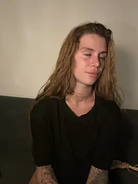 EmiliaCatalina online show from 3, 3, 2026