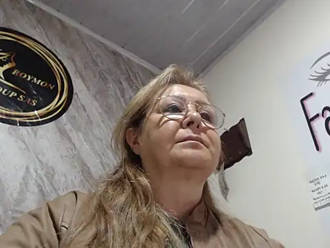 Snapshot of Mia_Davies2 chatting on 12, 12, 2024 Mia Davies2 online show from 12, 12, 2024
