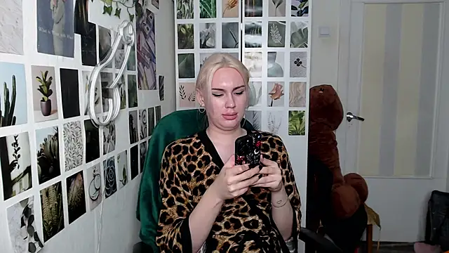 Snapshot of CapriScorpion chatting on 12, 10, 2025 CapriScorpion online show from 12, 10, 2025