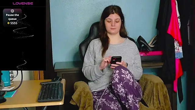 Snapshot of TreeJeanne chatting on 2, 12, 2025 TreeJeanne online show from 2, 12, 2025