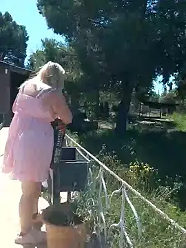 BecciDeluxe online show from 17, 4, 2026