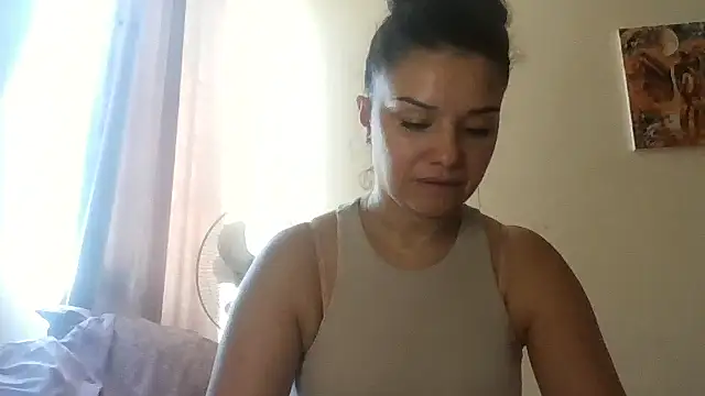 Snapshot of Linusya chatting on 8, 10, 2025 Linusya online show from 8, 10, 2025