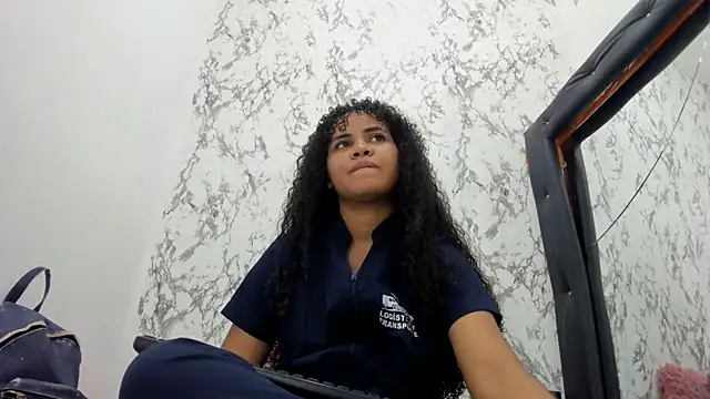 Snapshot of makena18 chatting on 19, 10, 2025 makena18 online show from 19, 10, 2025