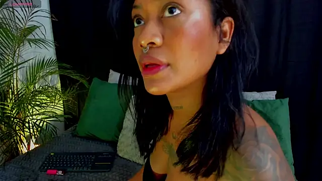 Snapshot of JulianaMiller chatting on 28, 6, 2026 JulianaMiller online show from 28, 6, 2026