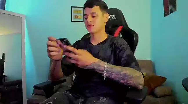 Snapshot of E_Moon chatting on 18, 12, 2024 E Moon online show from 18, 12, 2024