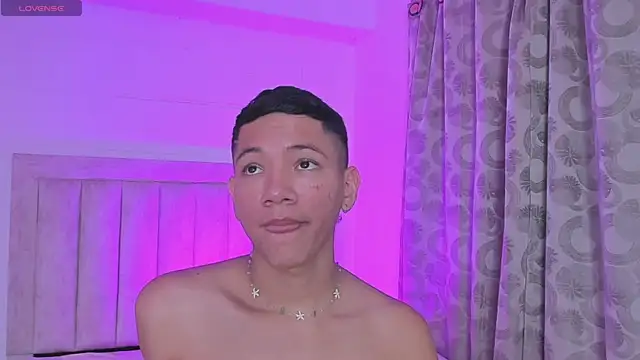 Snapshot of JulianRose_1 chatting on 10, 1, 2025 JulianRose 1 online show from 10, 1, 2025