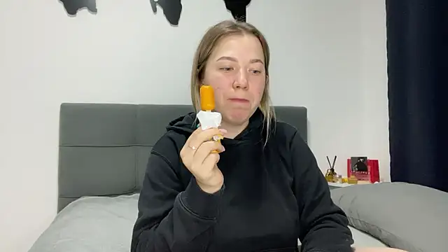 Embersweetbunny online show from 3, 2, 2025