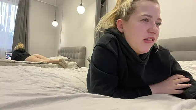 Embersweetbunny online show from 3, 10, 2025