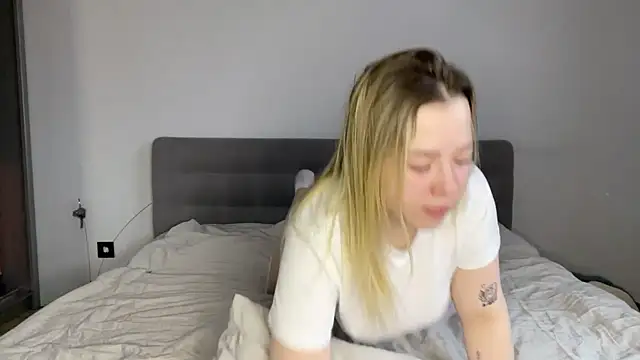 Embersweetbunny online show from 17, 12, 2025