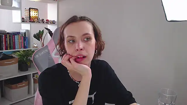 Snapshot of milly_ross chatting on 25, 2, 2025 milly ross online show from 25, 2, 2025