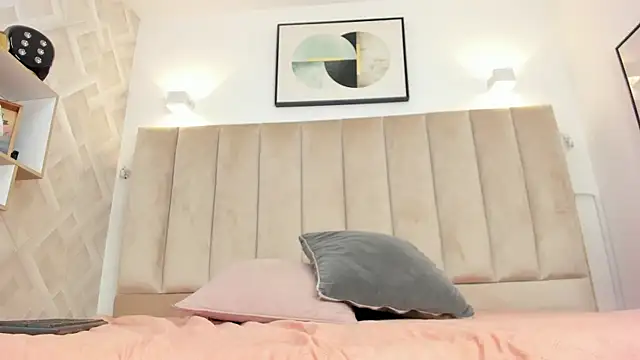 Anniie Queen online show from 12, 4, 2026