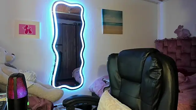 ladyrd1 online show from 3, 3, 2025