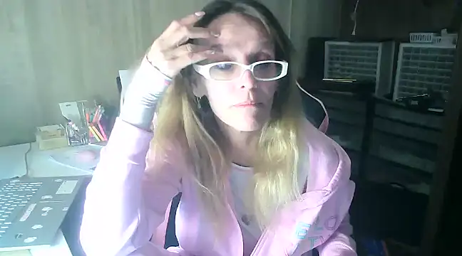 Snapshot of MsJustDamn71 chatting on 20, 12, 2024 MsJustDamn71 online show from 20, 12, 2024