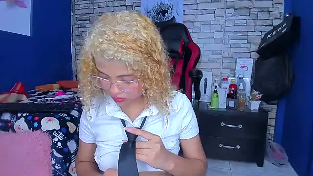 sofiacastillo01 online show from 15, 3, 2025