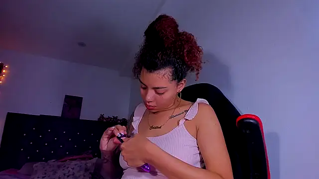 Snapshot of kerlysmith_24 chatting on 9, 12, 2024 kerlysmith 24 online show from 9, 12, 2024