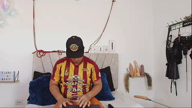 Liana Asaff online show from 4, 5, 2026