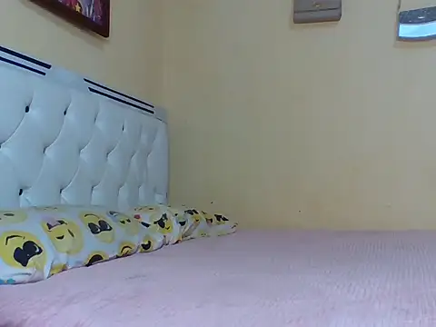 Snapshot of biggestbooty_here chatting on 18, 10, 2025 biggestbooty here online show from 18, 10, 2025