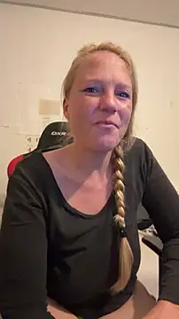 Snapshot of MoniqueLaFee chatting on 27, 7, 2026 MoniqueLaFee online show from 27, 7, 2026