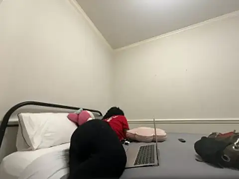 Snapshot of magicalc00ch chatting on 8, 5, 2026 magicalc00ch online show from 8, 5, 2026