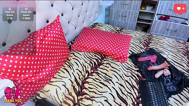 Krystal Cruz online show from 15, 2, 2025