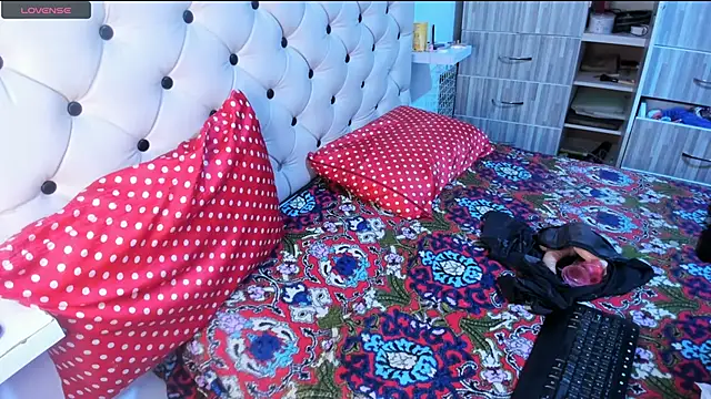 Krystal Cruz online show from 28, 2, 2025