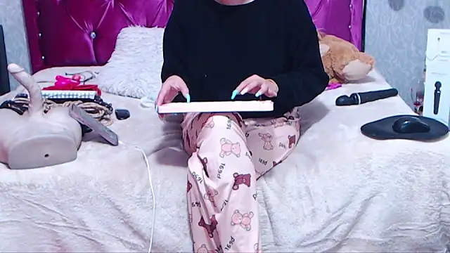 AyshaScott online show from 11, 4, 2026