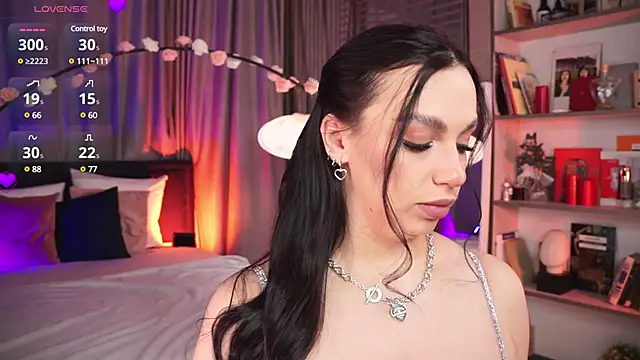 Snapshot of LunaNight chatting on 1, 3, 2025 LunaNight online show from 1, 3, 2025