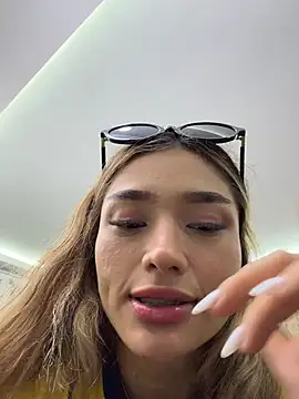 Snapshot of Arianavillada chatting on 4, 7, 2026 Arianavillada online show from 4, 7, 2026