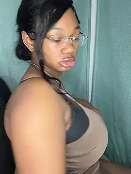 Snapshot of CharismaaBanx chatting on 4, 2, 2025 CharismaaBanx online show from 4, 2, 2025