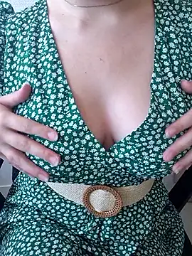 Snapshot of PetiteBrunette4 chatting on 27, 5, 2026 PetiteBrunette4 online show from 27, 5, 2026