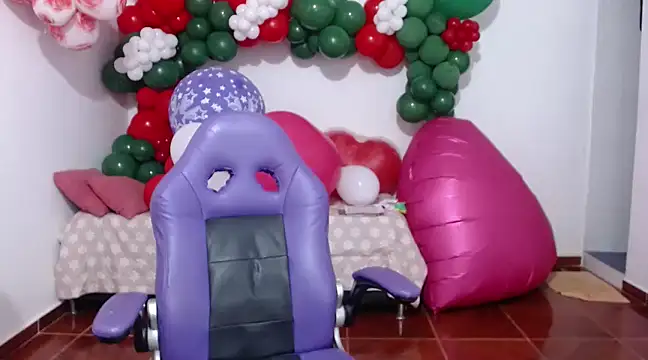 Snapshot of Saracutee1 chatting on 7, 12, 2024 Saracutee1 online show from 7, 12, 2024