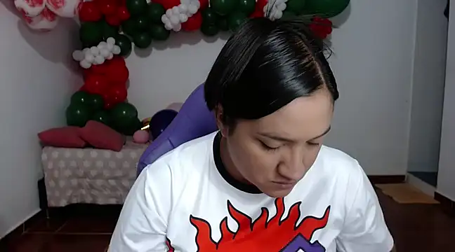 Snapshot of Saracutee1 chatting on 14, 12, 2024 Saracutee1 online show from 14, 12, 2024