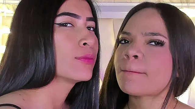 Snapshot of siara_and_zoe chatting on 21, 7, 2026 siara and zoe online show from 21, 7, 2026