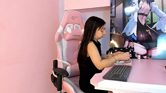 Snapshot of CharlotteMuller chatting on 22, 4, 2026 CharlotteMuller online show from 22, 4, 2026