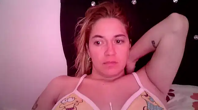 Snapshot of Izury_Blondee chatting on 8, 12, 2024 Izury Blondee online show from 8, 12, 2024