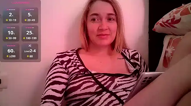 Snapshot of Izury_Blondee chatting on 15, 12, 2024 Izury Blondee online show from 15, 12, 2024