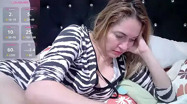 Snapshot of Izury_Blondee chatting on 4, 1, 2025 Izury Blondee online show from 4, 1, 2025