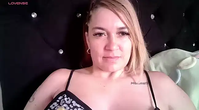 Snapshot of Izury_Blondee chatting on 11, 1, 2025 Izury Blondee online show from 11, 1, 2025