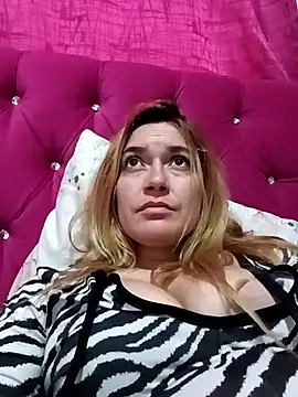 Snapshot of Izury_Blondee chatting on 10, 2, 2025 Izury Blondee online show from 10, 2, 2025