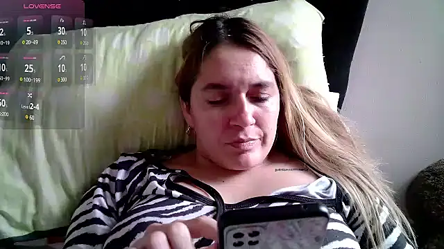 Snapshot of Izury_Blondee chatting on 12, 2, 2025 Izury Blondee online show from 12, 2, 2025