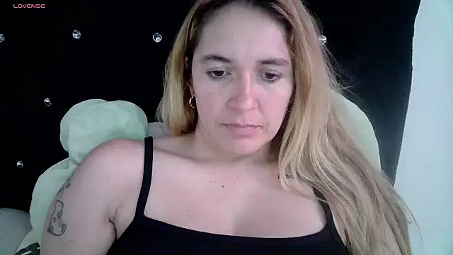 Snapshot of Izury_Blondee chatting on 23, 2, 2025 Izury Blondee online show from 23, 2, 2025