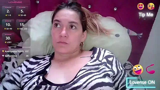 Snapshot of Izury_Blondee chatting on 28, 2, 2025 Izury Blondee online show from 28, 2, 2025