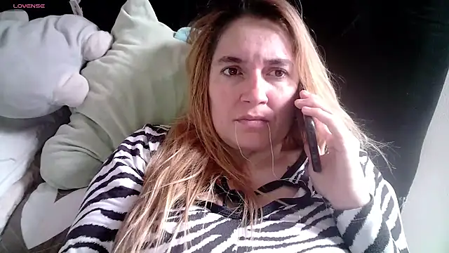 Snapshot of Izury_Blondee chatting on 28, 2, 2025 Izury Blondee online show from 28, 2, 2025