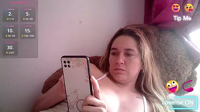 Snapshot of Izury_Blondee chatting on 1, 3, 2025 Izury Blondee online show from 1, 3, 2025