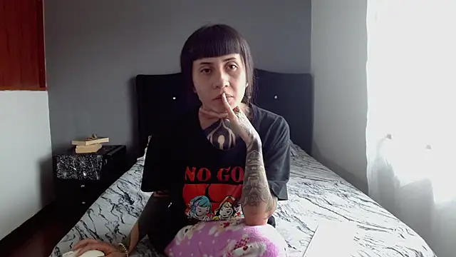 Snapshot of Emilia_1995 chatting on 18, 6, 2026 Emilia 1995 online show from 18, 6, 2026