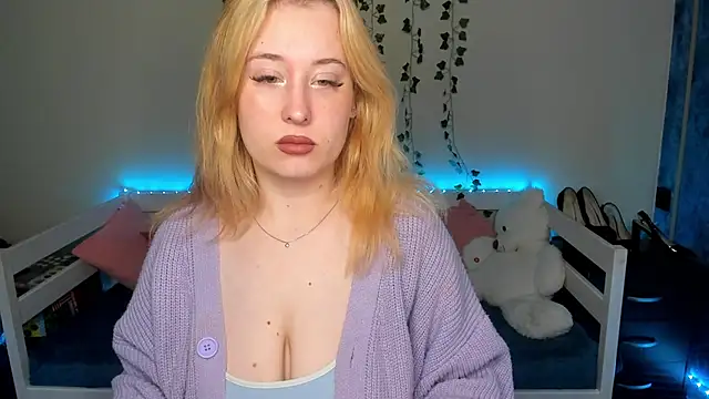 Snapshot of Emily_Gin chatting on 8, 10, 2025 Emily Gin online show from 8, 10, 2025