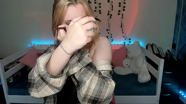 Snapshot of Emily_Gin chatting on 10, 10, 2025 Emily Gin online show from 10, 10, 2025